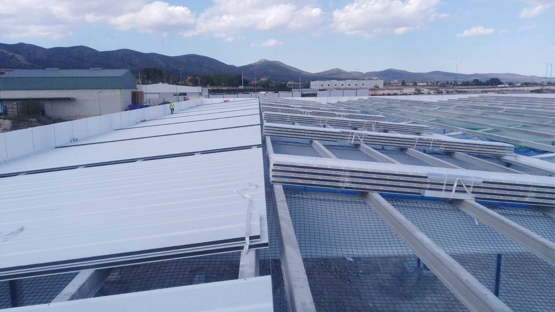 Villa cubiertas y fachadas de panel sándwich para naves industriales.