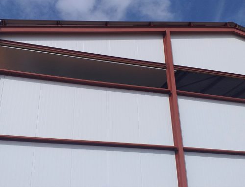 Panel sándwich en naves industriales: todo sobre este material para cubiertas y fachadas