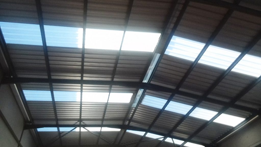 Cómo son por dentro las fachadas y cubiertas de chapa para naves industriales.
